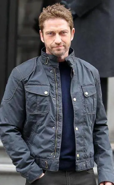 Lo stile va in moto per l'uomo chic vestito di chiodo