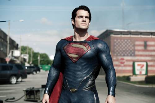 Ecco l'uomo d'acciaio Superman così cupo da sembrare Batman