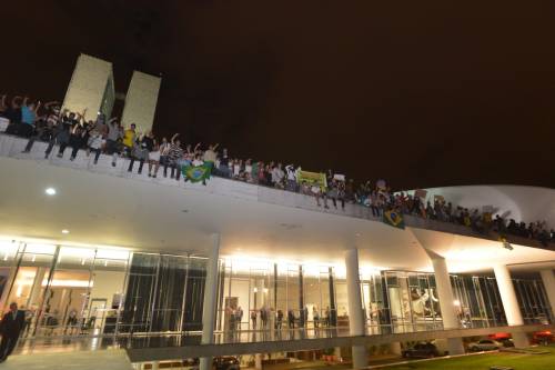 Giovani sul tetto del parlamento a Brasilia