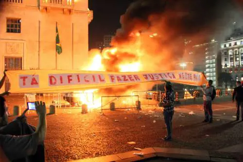 Brasile indignado, rischia pure il calcio