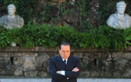 Consulta, il Cav tiene duro: "Leale sostegno al governo ma continua l'accanimento"
