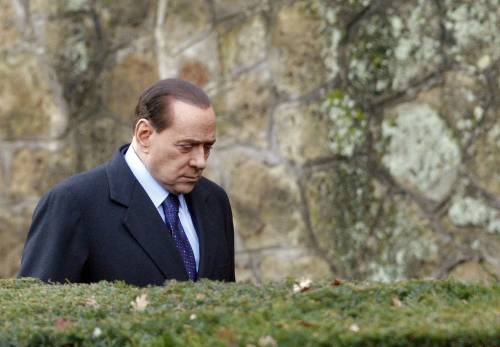 Il Cav: "Il governo non si tocca". Ma è tensione con il Quirinale