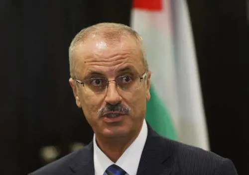 Il premier palestinese Hamdallah offre le dimissioni ad Abu Mazen