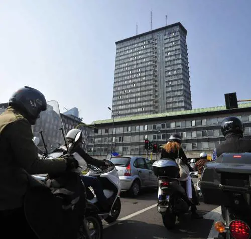 Topi, amianto, afa Ora il Comune vuole «scambiare» il palazzo-Alcatraz