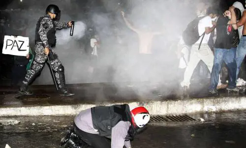 Soldati e promesse per frenare la rivolta