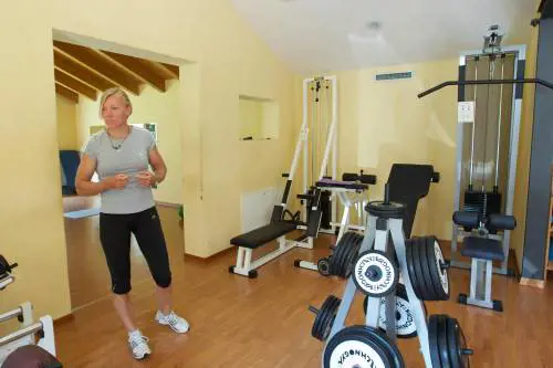 Josefa Idem si allena nella sua casa palestra di Santerno