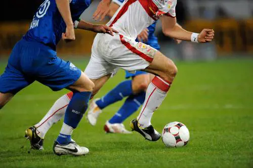 "Discrimina le bimbe" La scuola corretta cancella pure il calcio