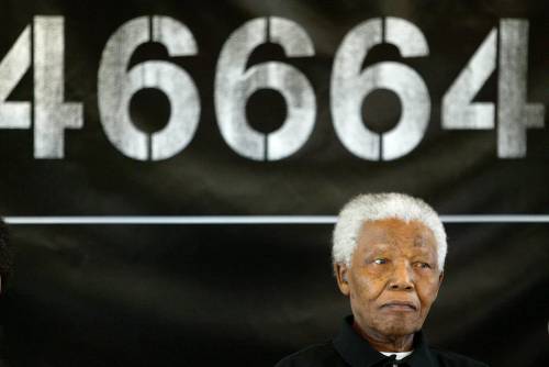 Nelson Mandela con alle spalle il suo numero di matricola da prigioniero