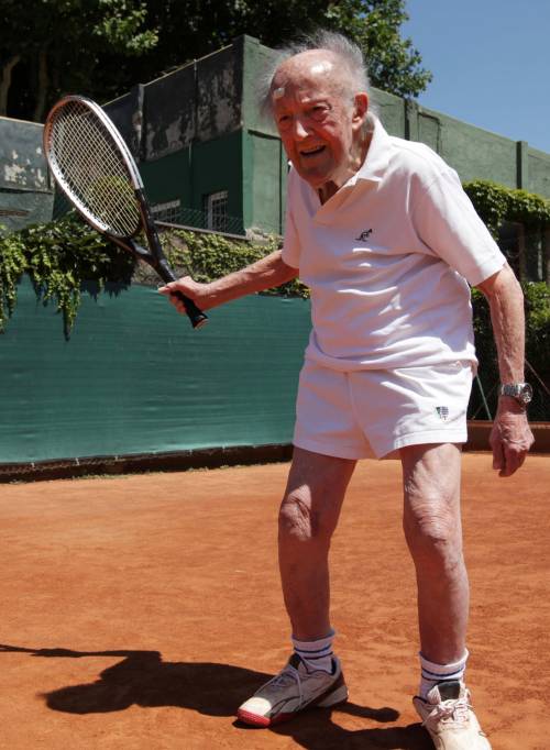 Il nonno di 99 anni che gira il mondo giocando a tennis