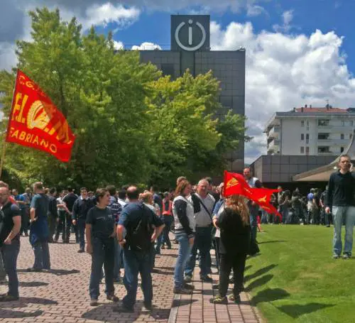 Protesta dei lavoratori Indesit davanti agli uffici di Fabriano 