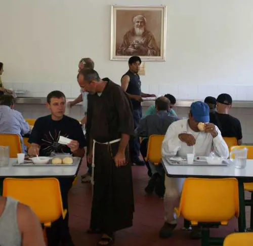 Nelle mense della Caritas meno stranieri e più italiani