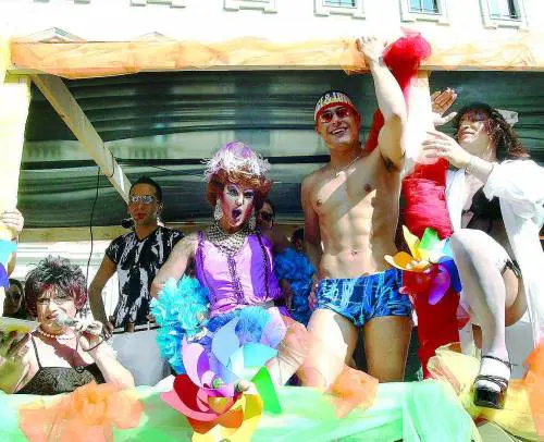 Oggi la sfilata dei gay: Pisapia non fa outing sulla presenza al corteo