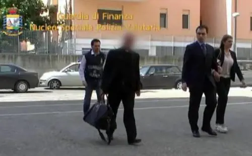 Il momento dell'arresto di monsignor Nunzio Scarano