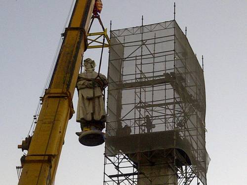Buenos Aires, rimosso il monumento a Cristoforo Colombo