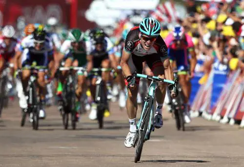 Tour: il coraggio di Bakelants vale tappa e maglia