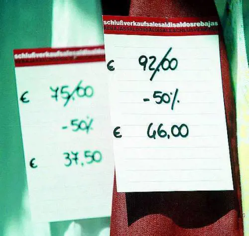 L'appello dei negozianti: «Liberalizzare le svendite» LA RICERCA E fare la spesa  costa 60 euro in più