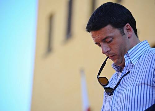 Renzi sotto tiro incolpa i poteri forti