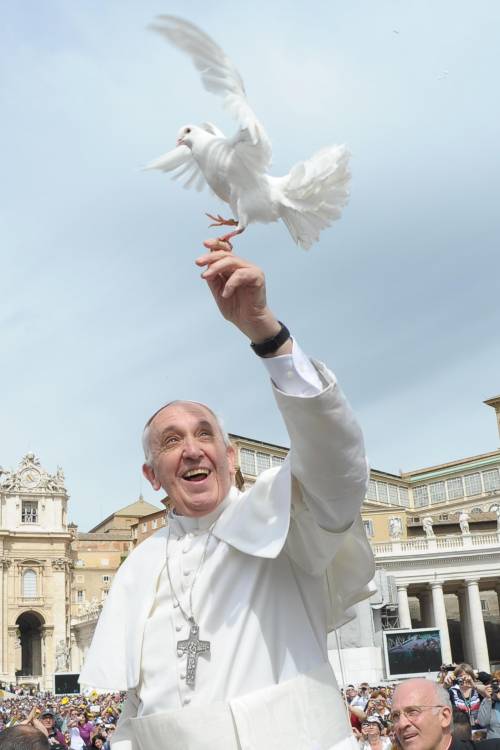 Papa Francesco libera due colombe