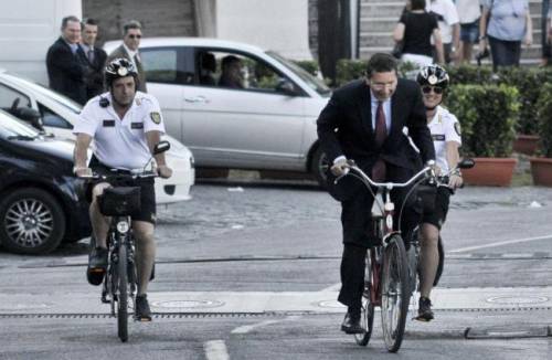 Ignazio Marino usa solo la bici: in 18 si alternano per fargli da scorta