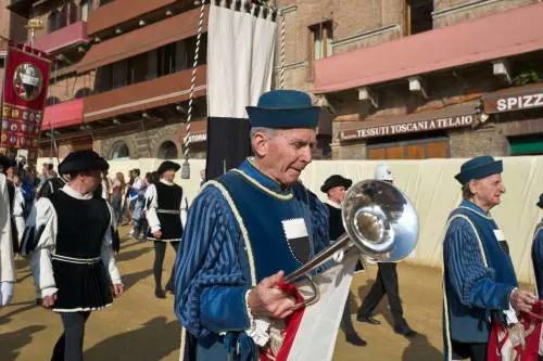 Rinviato a domani il Palio di Siena