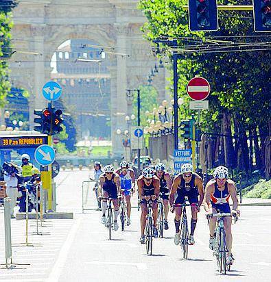 La città della moda scopre il triathlon: a nuoto nei Navigli e finale al Castello