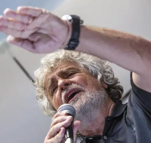 Grillo sfida il Colle: sciolga le Camere