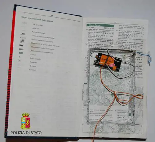 Esplosivo in un libro, due arresti a Roma