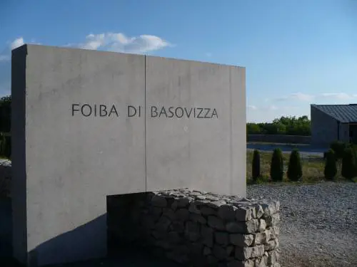 Adesso per il collettivo rosso la foiba è una "fake news"