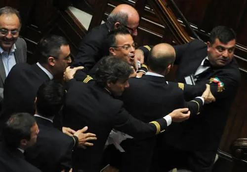 Il leghista Gianluca Buonanno espulso dall'aula di Montecitorio