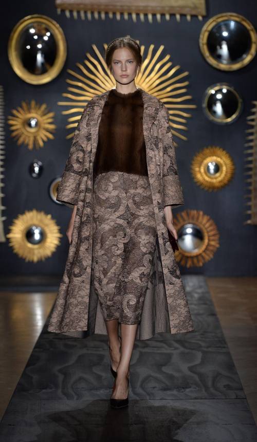 Valentino crea lo stile regale E l'abito fa sognare ancora