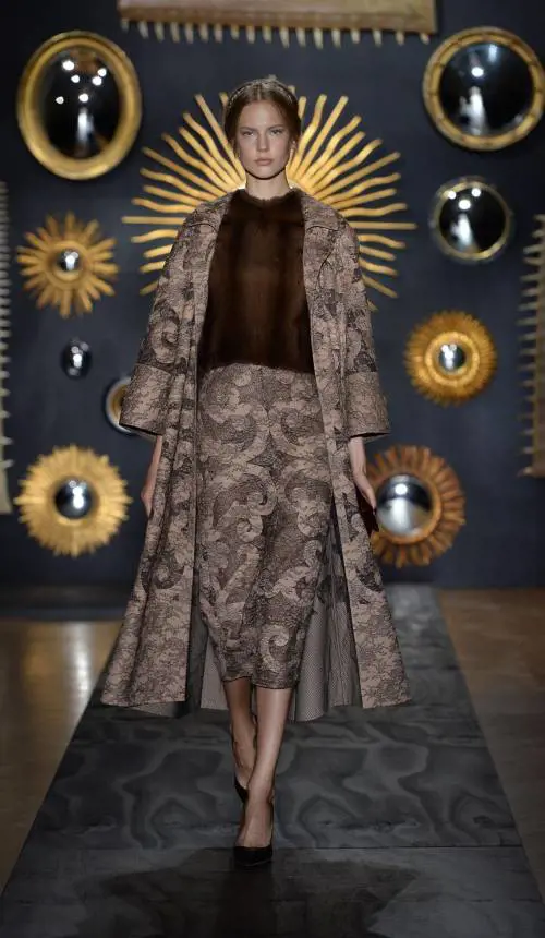 Valentino crea lo stile regale E l'abito fa sognare ancora