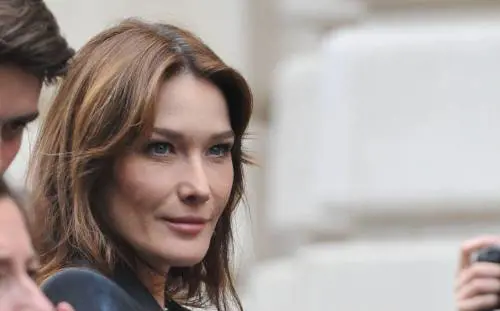 Carla Bruni avverte Sarkò: "Se mi tradisce gli taglio la gola