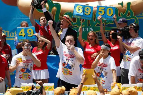 New York, gara tra mangaitori di hot dog