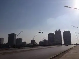 Un elicottero militare sul Cairo