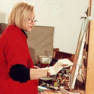 La natura  reinterpretata  con smalto,  oro e mistero