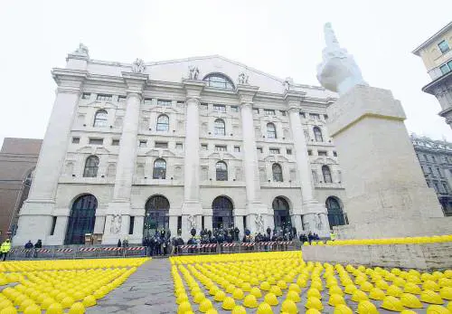 «Fateci lavorare» Il grido di dolore dei caschetti gialli