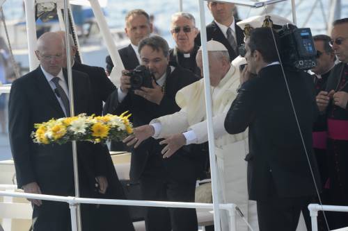 Papa Francesco getta in mare una corona per ricordare i morti in mare