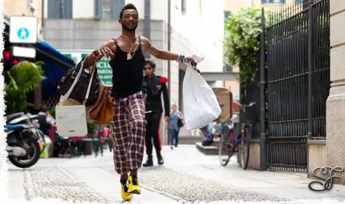 La città che corre si ferma di scatto