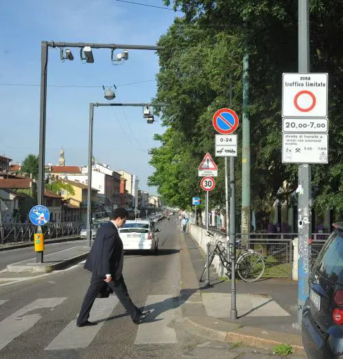 Via alla ztl sui Navigli Telecamere accese e pass per 6.500 targhe
