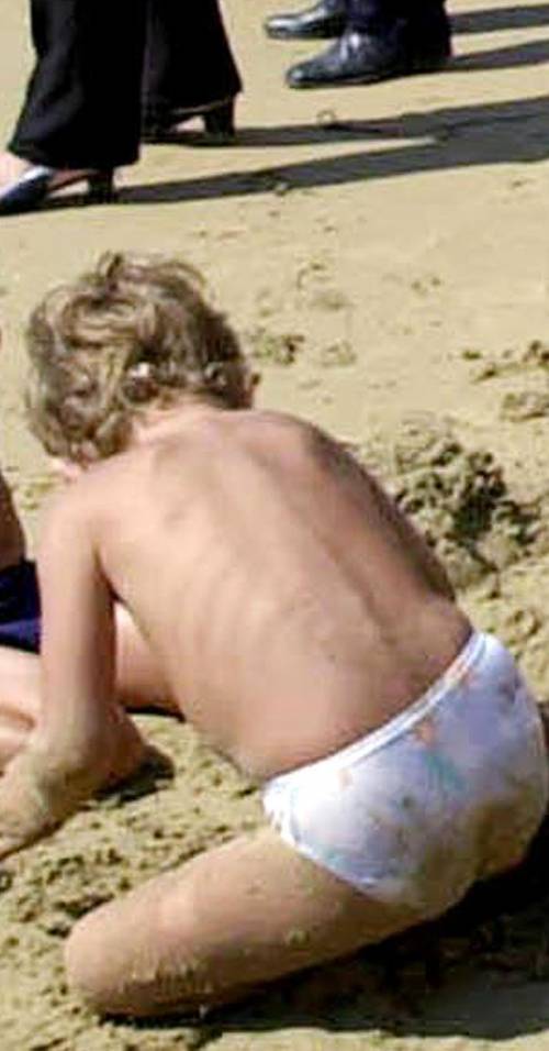 Bimbo muore colpito in spiaggia da un fulmine