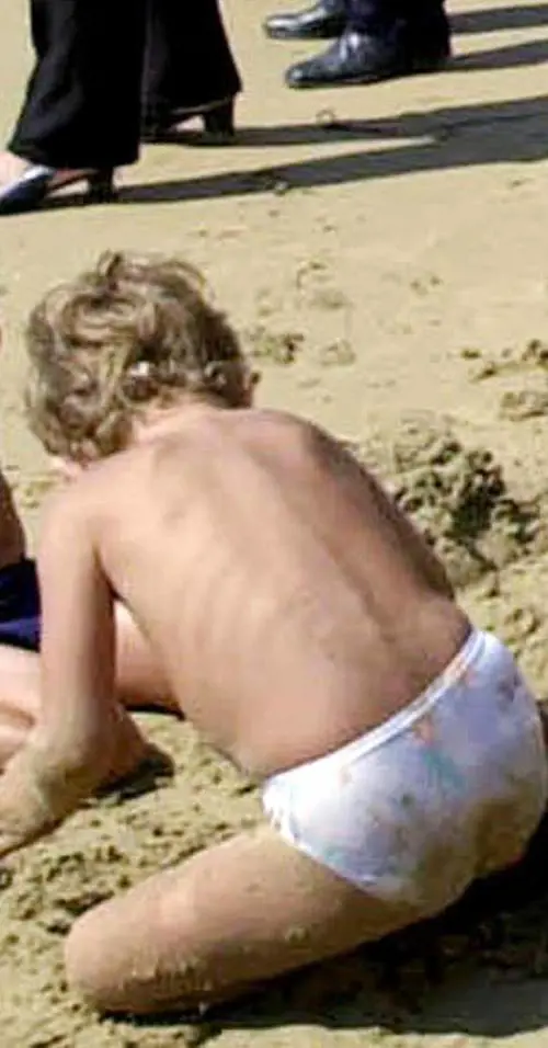 Bimbo muore colpito in spiaggia da un fulmine