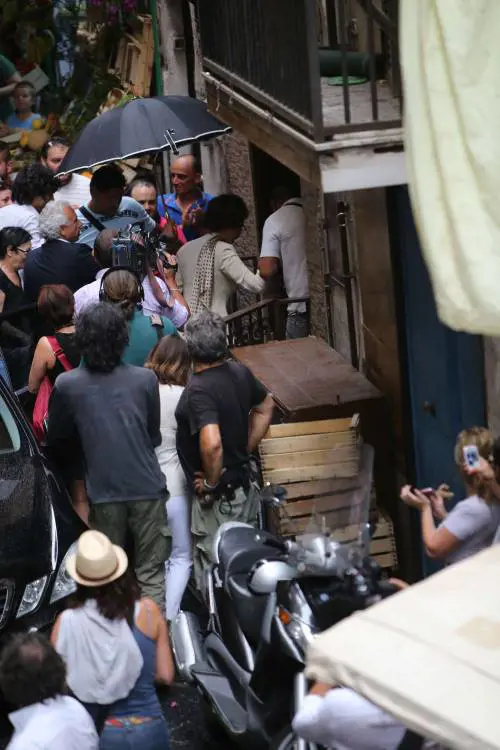 La Loren torna tra le vie di Napoli