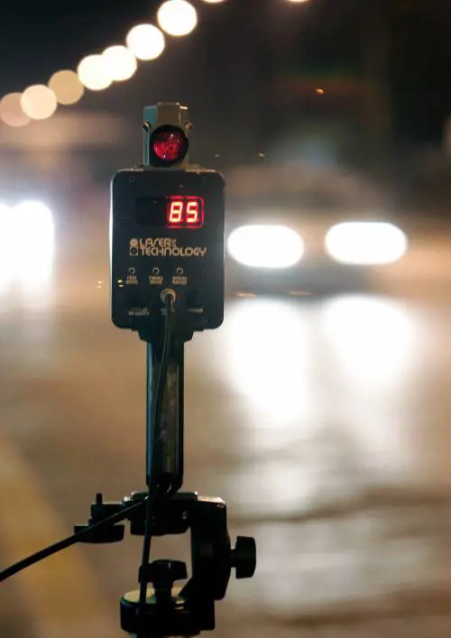 Nuove trappole per gli automobilisti: multe pure a chi è fermo ai semafori