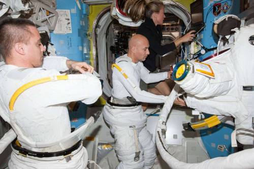 Passeggiata nello spazio per l'astronauta italiano Parmitano
