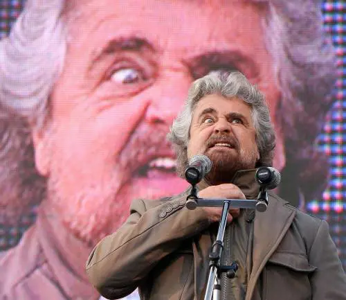 Grillo: "Ristrutturare il debito o tornare alla Lira"
