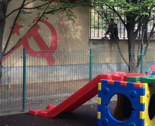 Il sindaco cancella i graffiti ma "scorda" falce e martello