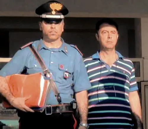 Il sindaco di Scalea Pasquale Basile esce dalla caserma di Cosenza