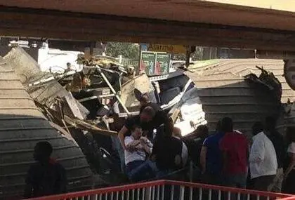 Parigi, treno deraglia