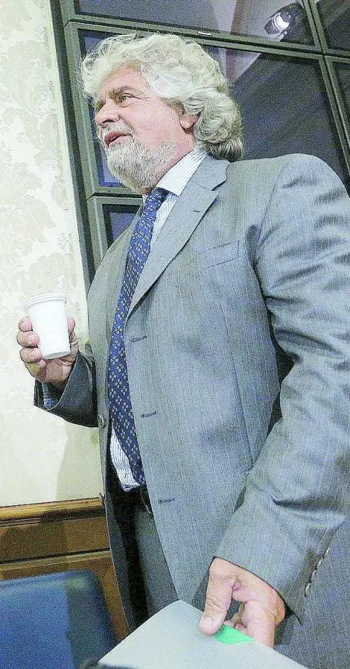 «In ginocchio a Berlino» Grillo stalker di Renzi fa una scena di gelosia