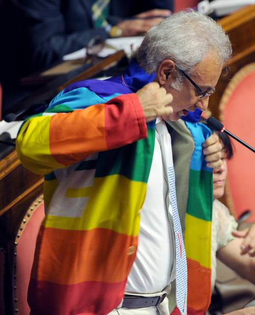 Il senatore grillino con la giacca arcobaleno
